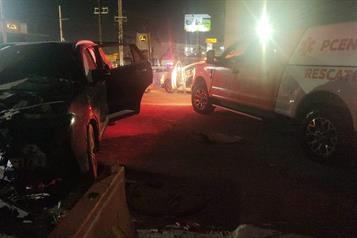 Impacta camioneta contra columna del Metro