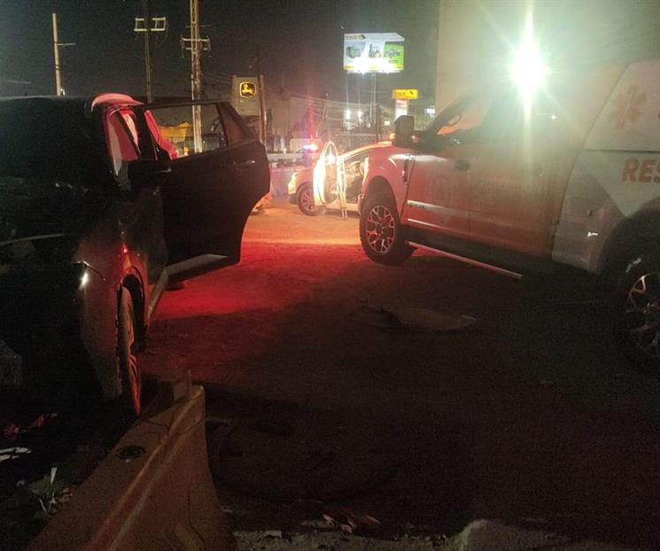 Impacta camioneta contra columna del Metro