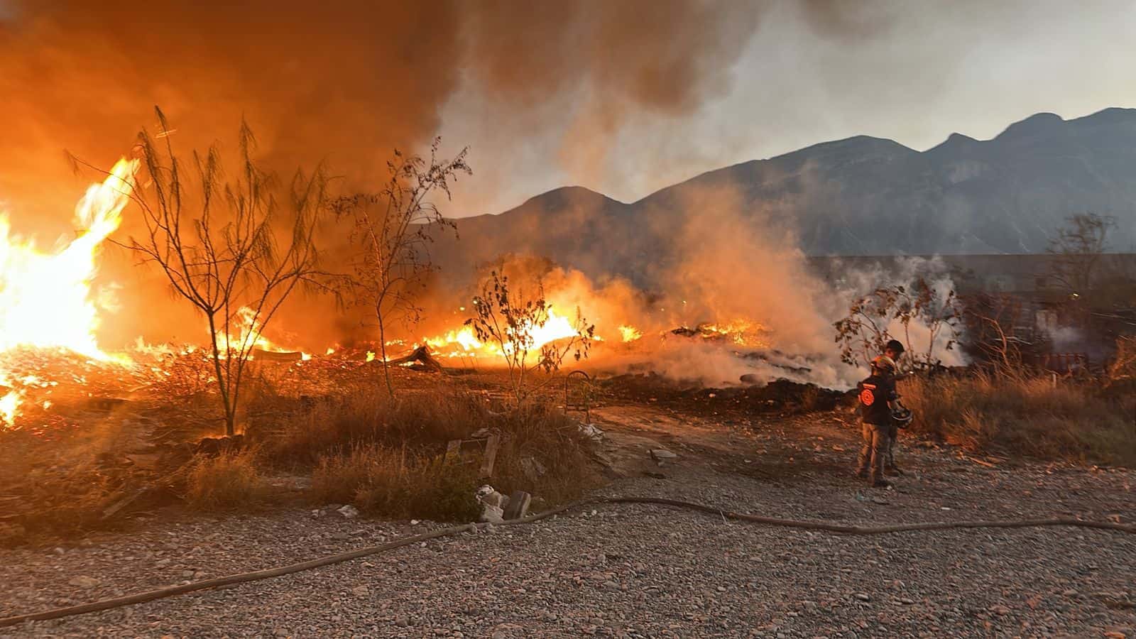 El incendio de un predio donde hab&iacute;a acumulaci&oacute;n de tarimas y seis veh&iacute;culos que se quemaron en su totalidad, moviliz&oacute; la madrugada de ayer a Bomberos de Nuevo Le&oacute;n y Protecci&oacute;n Civil en el municipio de Santa Catarina.