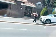 Sale corriendo y la atropellan