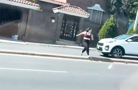Sale corriendo y la atropellan