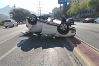 Deja volcadura dos lesionados