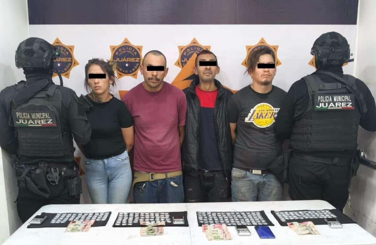 Tras una denuncia ciudadana, cuatro personas fueron detenidas por delitos contra la salud, luego de que elementos de la Secretar&iacute;a de Seguridad y Protecci&oacute;n Ciudadana de Ju&aacute;rez les encontraron m&aacute;s de 200 dosis al parecer de cristal, durante una intervenci&oacute;n realizada en el Fraccionamiento Arcadia.