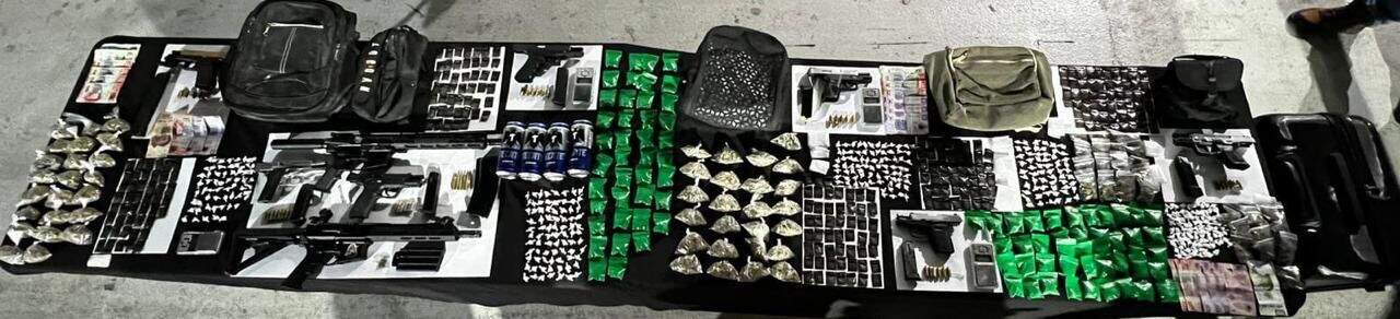 Un grupo de seis presuntos integrantes de un grupo criminal relacionados con una balacera registrada la semana pasada en el centro de Monterrey, y que dej&oacute; al menos siete lesionados, fueron arrestados en el municipio de Ju&aacute;rez, portaban 10 armas y droga.