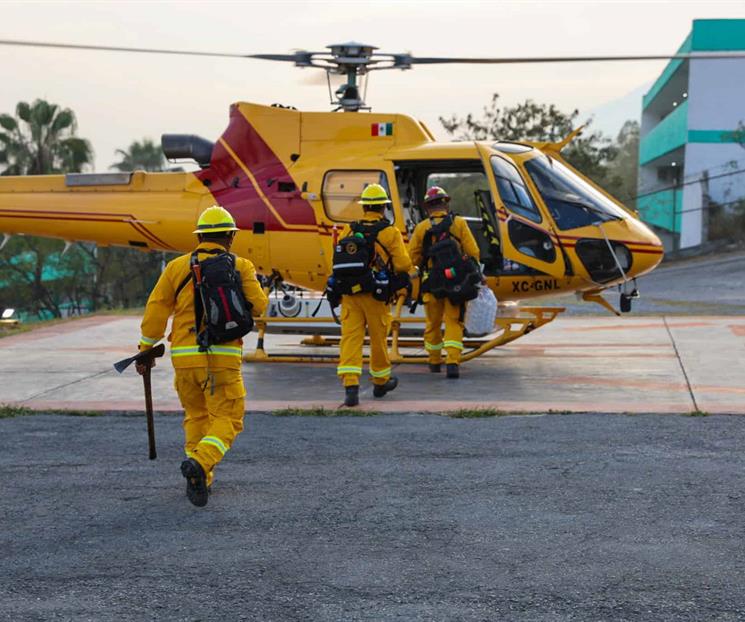 Combaten incendio con helic&oacute;ptero