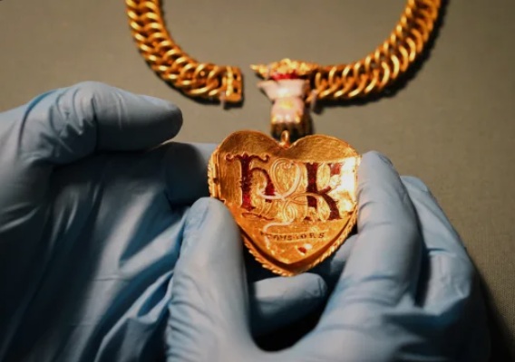 Londres rescata joya s&iacute;mbolo de Enrique VIII