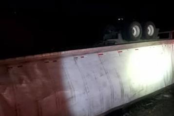 Fallece conductor tras volcadura de tr&aacute;iler en Cadereyta