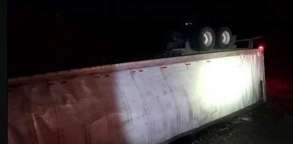 Fallece conductor tras volcadura de tr&aacute;iler en Cadereyta
