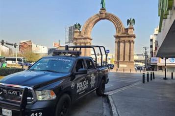 Alarma hombre desnudo en la calle