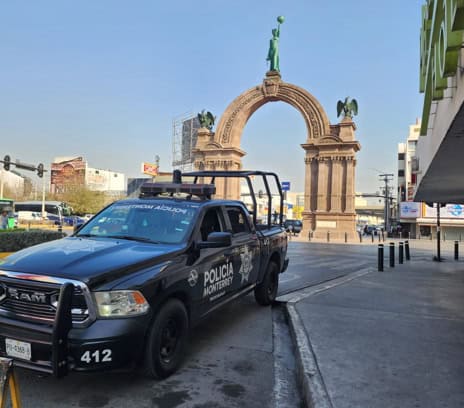 Alarma hombre desnudo en la calle