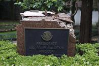 Secretar&iacute;a de Cultura bota en el piso estatua de Felipe Calder&oacute;n