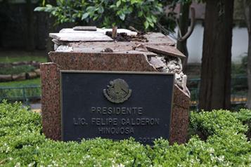 Secretar&iacute;a de Cultura bota en el piso estatua de Felipe Calder&oacute;n
