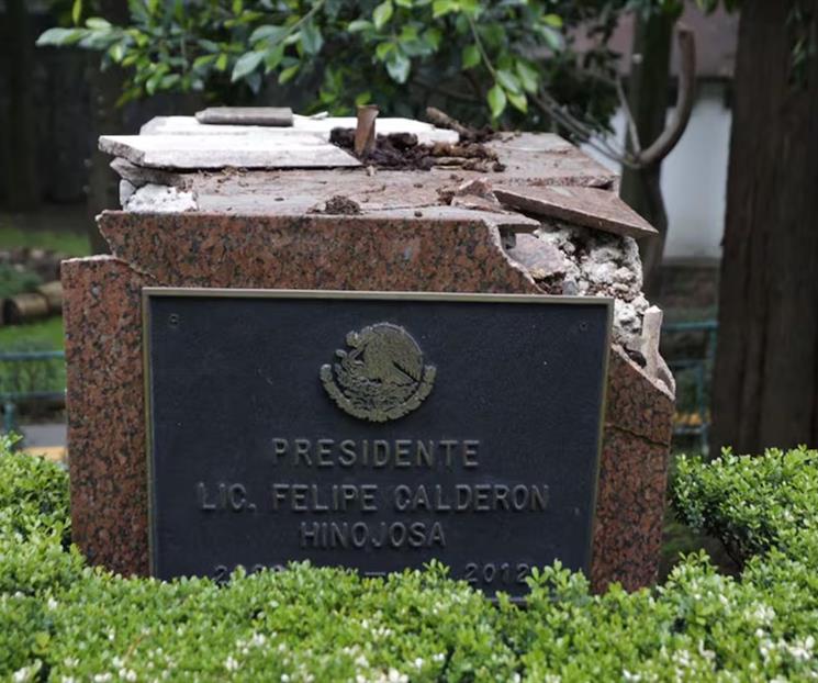 Secretar&iacute;a de Cultura bota en el piso estatua de Felipe Calder&oacute;n
