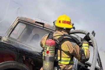 Acaba fuego con camioneta en Linares