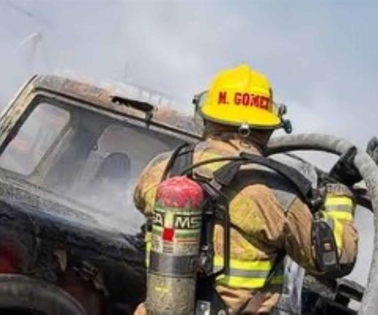 Acaba fuego con camioneta en Linares