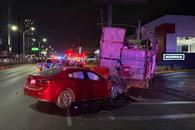 Estrella auto contra camión de carga Estrella auto contra camión de carga