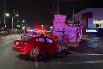 Estrella auto contra cami&oacute;n de carga