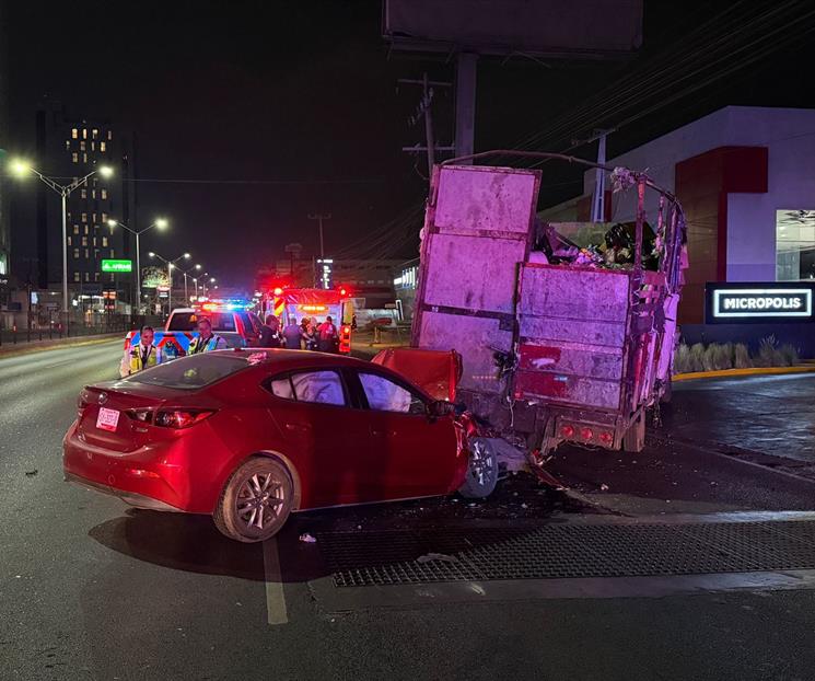 Estrella auto contra cami&oacute;n de carga