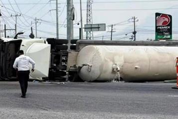 Vuelca pipa en Santa Catarina
