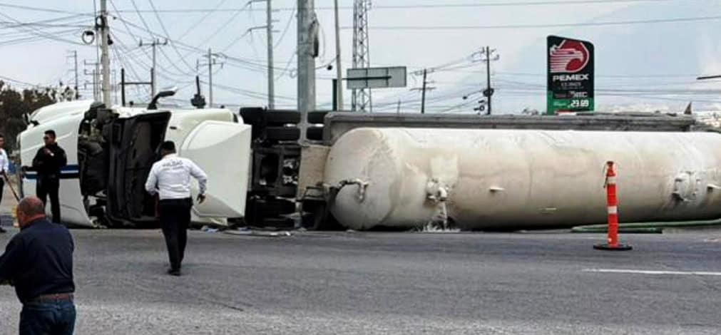 Vuelca pipa en Santa Catarina