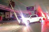 Impacta camioneta contra poste