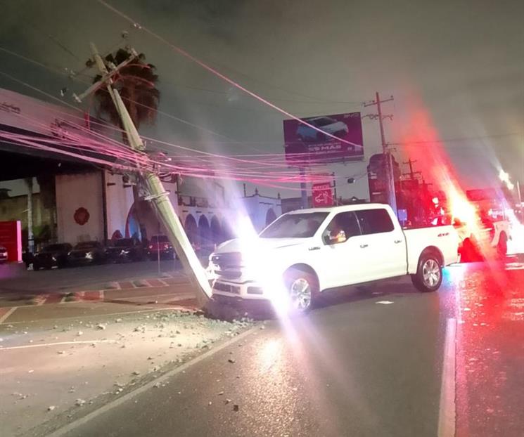 Impacta camioneta contra poste Impacta camioneta contra poste