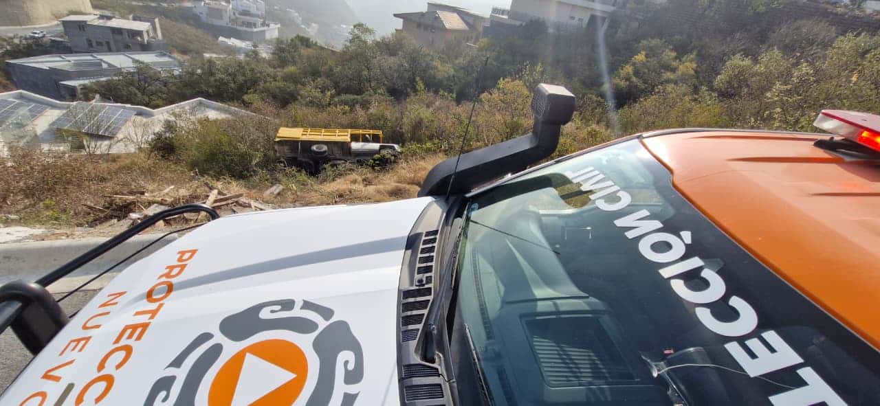 Luego de que se bot&oacute; el freno a un cami&oacute;n de carga, la unidad comenz&oacute; a moverse y cay&oacute; a un barranco, ayer en la Colonia Renacimiento, al sur de Monterrey.