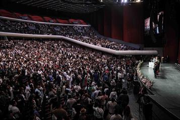 Parejas se casan en boda colectiva en el Auditorio Nacional