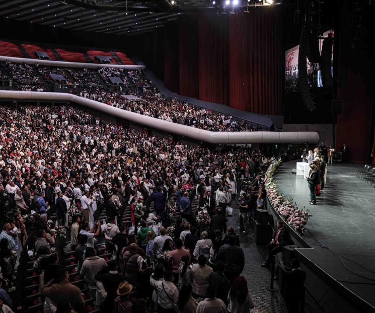 Parejas se casan en boda colectiva en el Auditorio Nacional