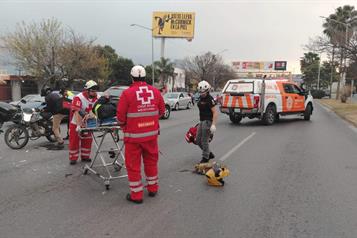 Choca en su moto y sale herido