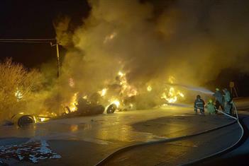 Arde pipa tras volcar