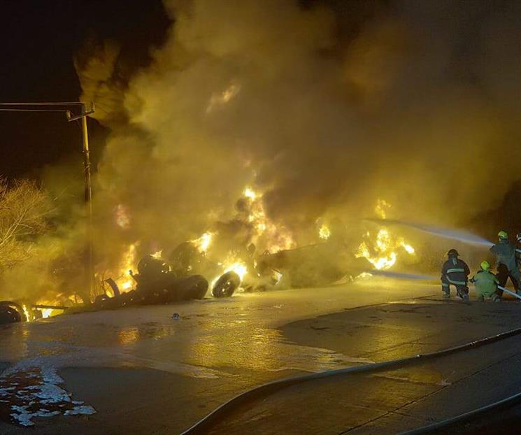 Arde pipa tras volcar Arde pipa tras volcar