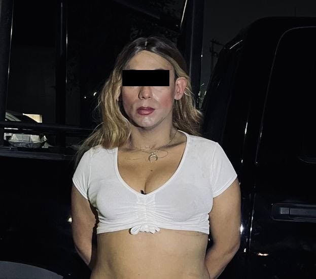 Una persona fue detenida por oficiales de la Polic&iacute;a de Monterrey, por la presunta posesi&oacute;n de seis envoltorios de hierba verde con las caracter&iacute;sticas de la marihuana y es investigada por el delito de lesiones, en el centro de la ciudad.