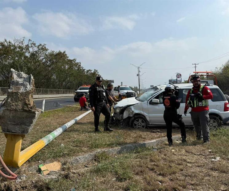 Deja volcadura dos lesionados en Santiago