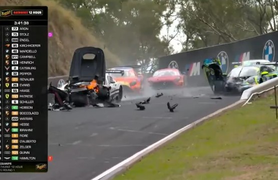Se registra aparatoso accidente en 12 Horas de Bathrust
