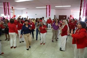 Celebran adultos mayores amor y amistad con baile