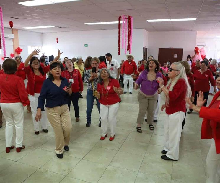 Celebran adultos mayores amor y amistad con baile