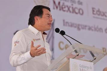 Ofrecen cargo en el extranjero a Marx Arriaga