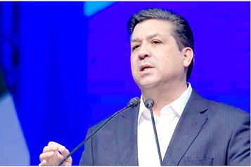 Castigan a juez por fallos a favor de Cabeza de Vaca