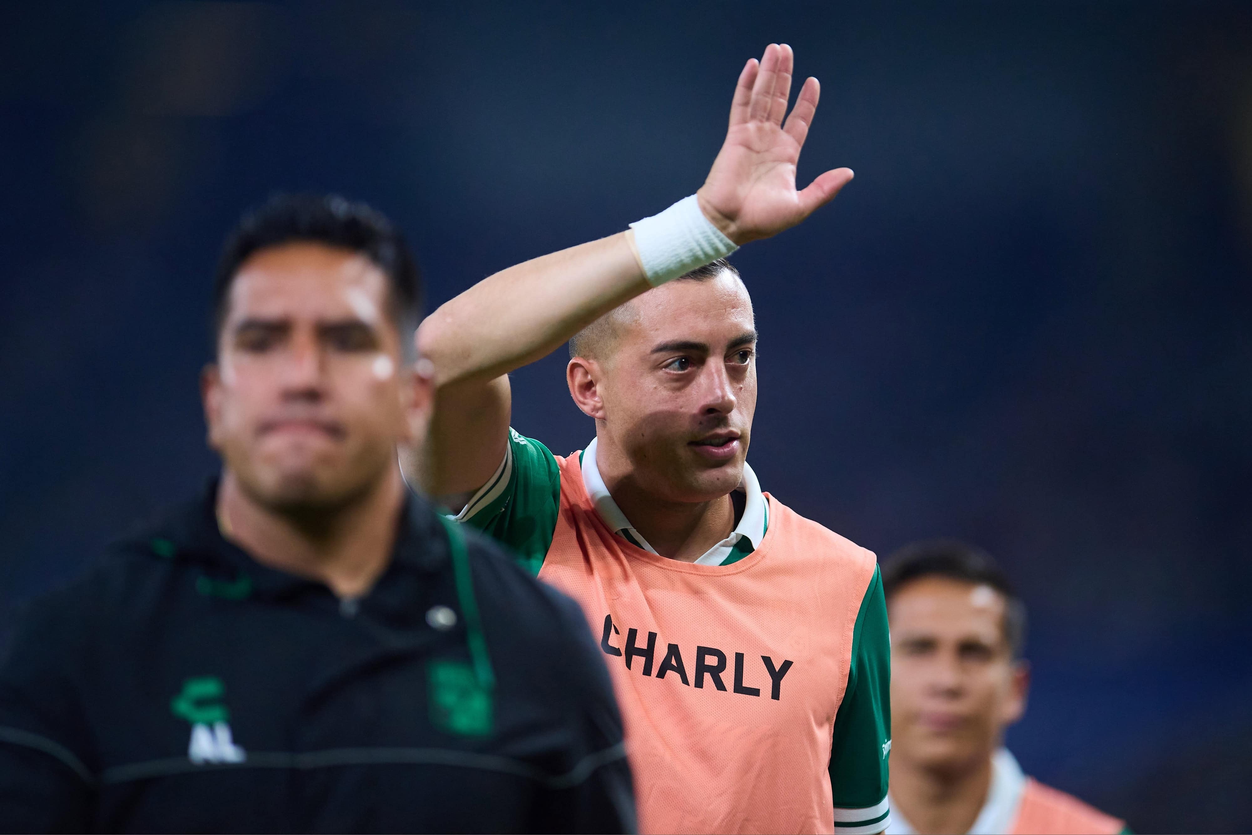 Rogelio Funes Mori saludando a la afici&oacute;n.