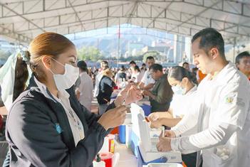 Aplican 30 mil dosis en Macrobrigada de vacunaci&oacute;n