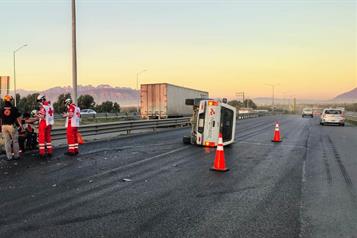 Vuelca tras chocar a ambulancia