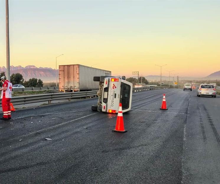 Vuelca tras chocar a ambulancia