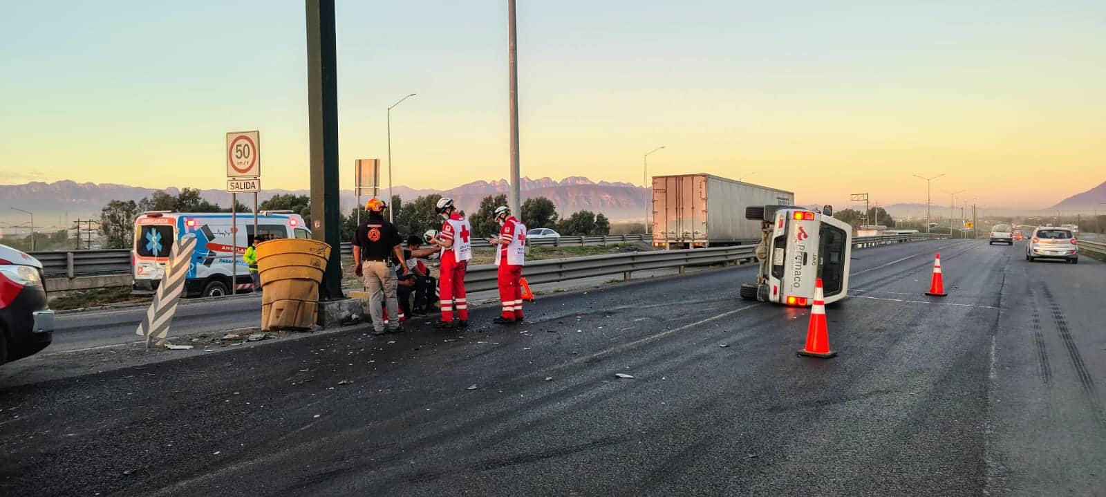 Despu&eacute;s de chocar por alcance a una ambulancia, una camioneta termin&oacute; volcado, ayer en el Anillo Vial Metropolitano, municipio de Escobedo.