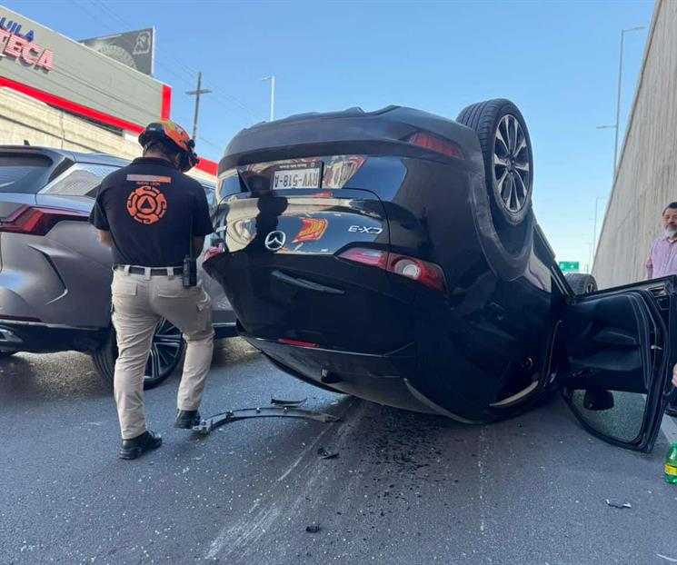 Vuelca en Paseo de los Leones