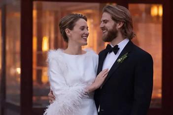 Maya Hawke re&uacute;ne al elenco de Stranger Things en su boda