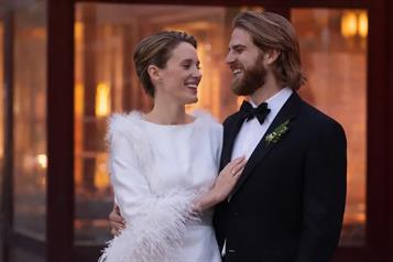 Maya Hawke re&uacute;ne al elenco de Stranger Things en su boda