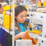 Trabajadores prefieren aumento salarial a prestaciones: sondeo