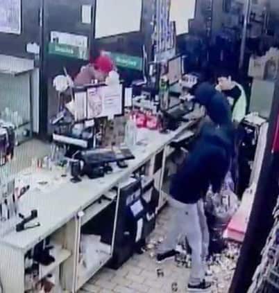 Tres hombres fueron detenidos por oficiales de la Polic&iacute;a de Monterrey, al presuntamente encontrarles 20 envoltorios con sustancias similares a la droga tipo cristal y seis con hierba verde igual a la mariguana; adem&aacute;s, son investigados por una serie de robos a tiendas de conveniencia.