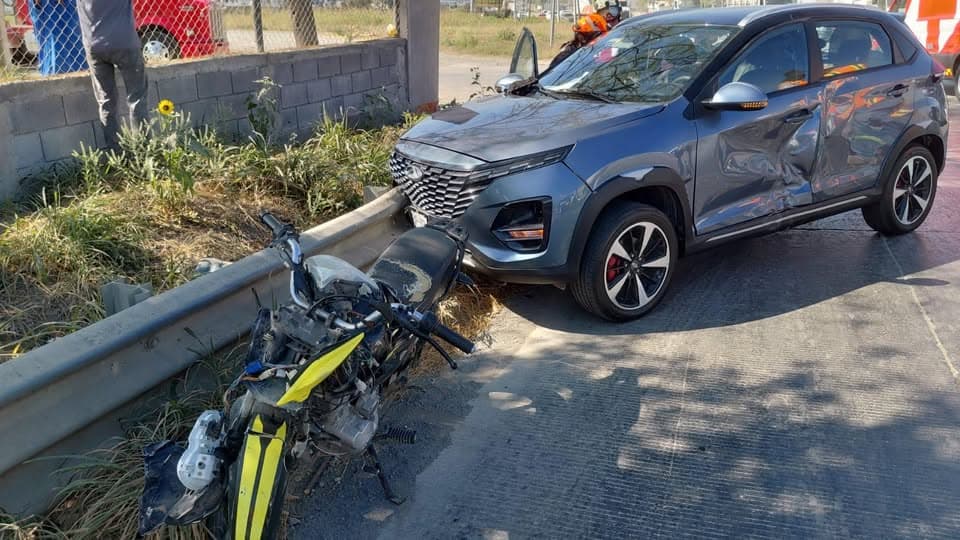 Una persona lesionada y da&ntilde;os materiales de consideraci&oacute;n, fue el saldo que dej&oacute; un choque donde participaron una camioneta y una motocicleta.